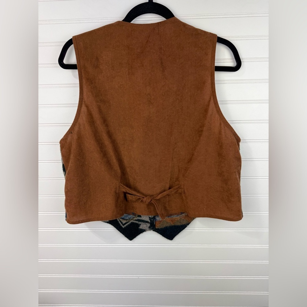 Paquette women’s 90’s western geo Patterned Vest in Brown & Blues. Size large - Picture 2 of 4
